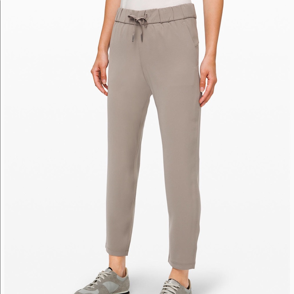 Lululemon on the fly medium rise travel work pant